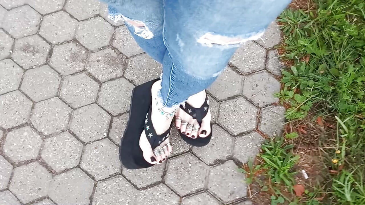 Sexy feet in black platforms, toe rings & anklets + ripped jeans