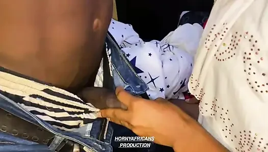 Dari memperbaiki ac-ku hingga mendominasi memekku yang sempit