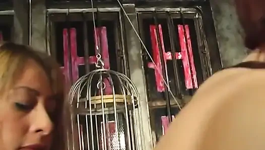 Сексуальную рыжую с большими сиськами связали и доминирует пожилая блондинка