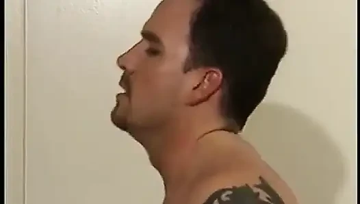 Adam korseli bardak sarışın kadının amını yalarken ikinci adam yarağını emiyor
