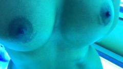 Alis Bl0nd totally naked in the tanning booth