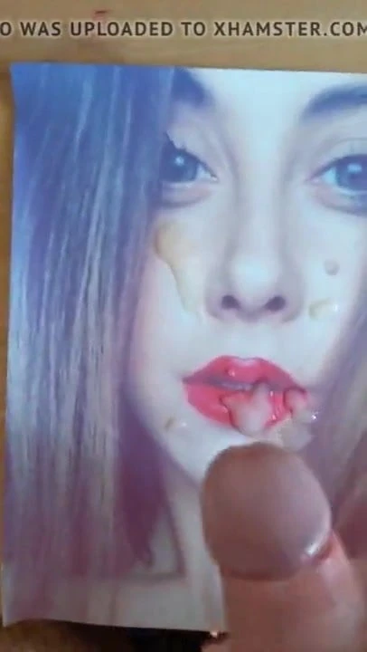 Justine se fait recouvrir sa gueule d'allumeuse