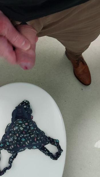 Éjacule sur la culotte de la femme d’un mec dans les toilettes publiques