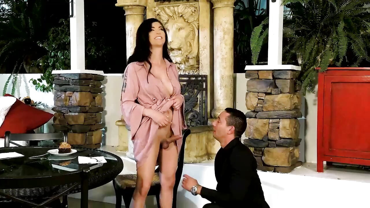Gabriel đút sâu vào cổ họng của hôn phu domino presley trước khi đưa nó vào bên trong mông anh ấy