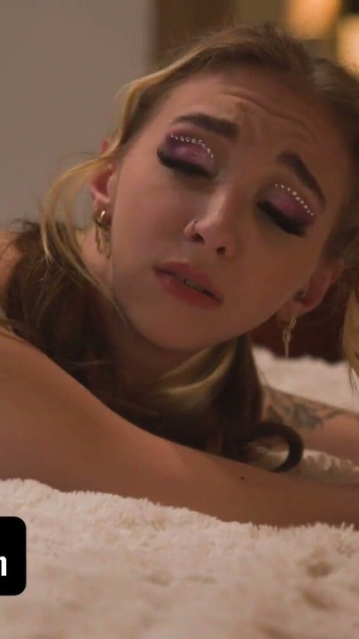 Tatlı hatun Breezy Bri sapık hissediyor ve üvey babasının arkadaşını baştan çıkarmak için seksi iç çamaşırı giyiyor - teamskeet | Klip 2