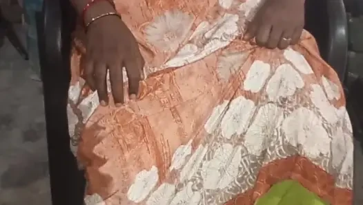 Penisku menjadi ereksi setelah melihat memek mulus tante tiri.