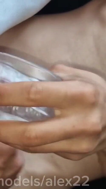 Detik kuat dari "Pancutan air mani pada kawan dari zakar besar, basuh diri dengan air mani!"