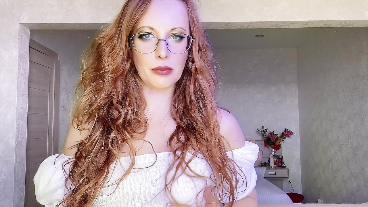 Crvenokosa MILF prljavo priča i zadirkuje svoje seksi usne i napaljeno lice