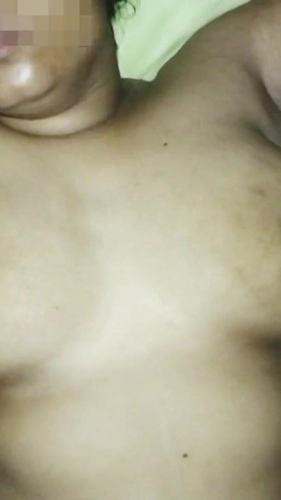Bangladeshi ganv ki sauteli mammi ko uske sautele bete ne apne bedroom men raat ke andhere men choda. | klip 1
