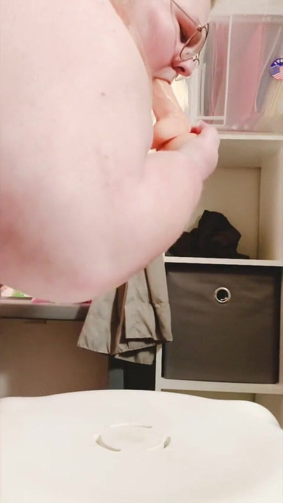 Zapanjujući trenutak iz "SSBBW Dildo Riding"