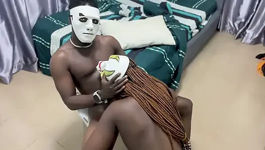 Beni maskeli ve sert sikiyor