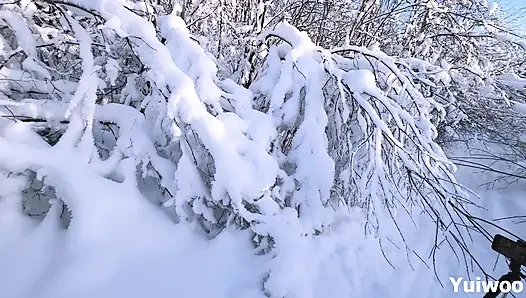 -30c Çok soğuk ama sevimli Rus kız ağzında dondurma istiyor