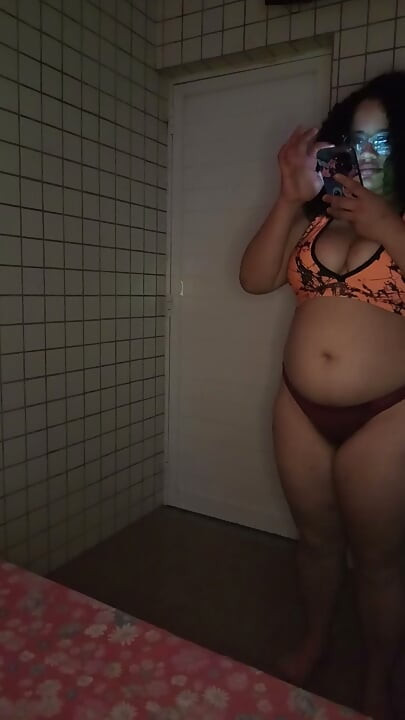 Lichte zwarte schoonheid gepassioneerde kusjes en grote reet
