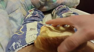 Grubszy tost kromka białego chleba kobieta lizać