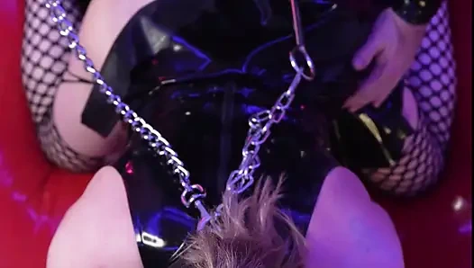 Шлюшку в латексе использовали и доминируют с шарико-кляпом, цепями и анальным крюком, батплагом