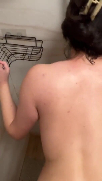 Evli kadın duş alırken sikiliyor | Klip 1