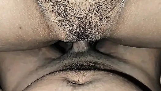 Genç çift gerçek gece havalarını birlikte paylaşıyor