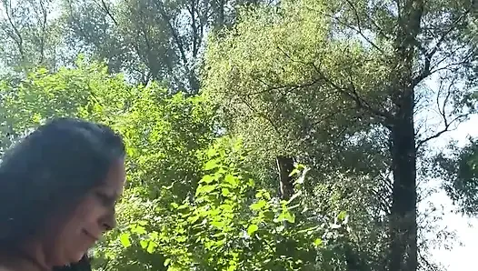 Ormanda riskli çıplak yürüyüş
