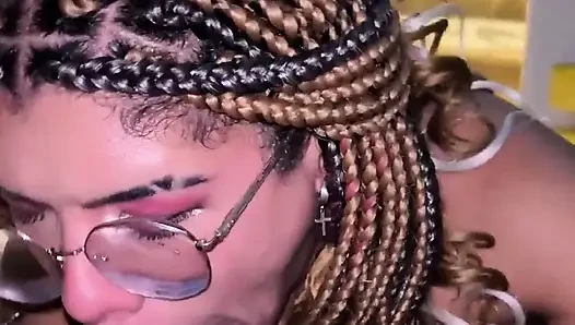 Yetenekli adam Vicky Menage ve Sofie Lolipop ile prezervatifsiz sikişiyor