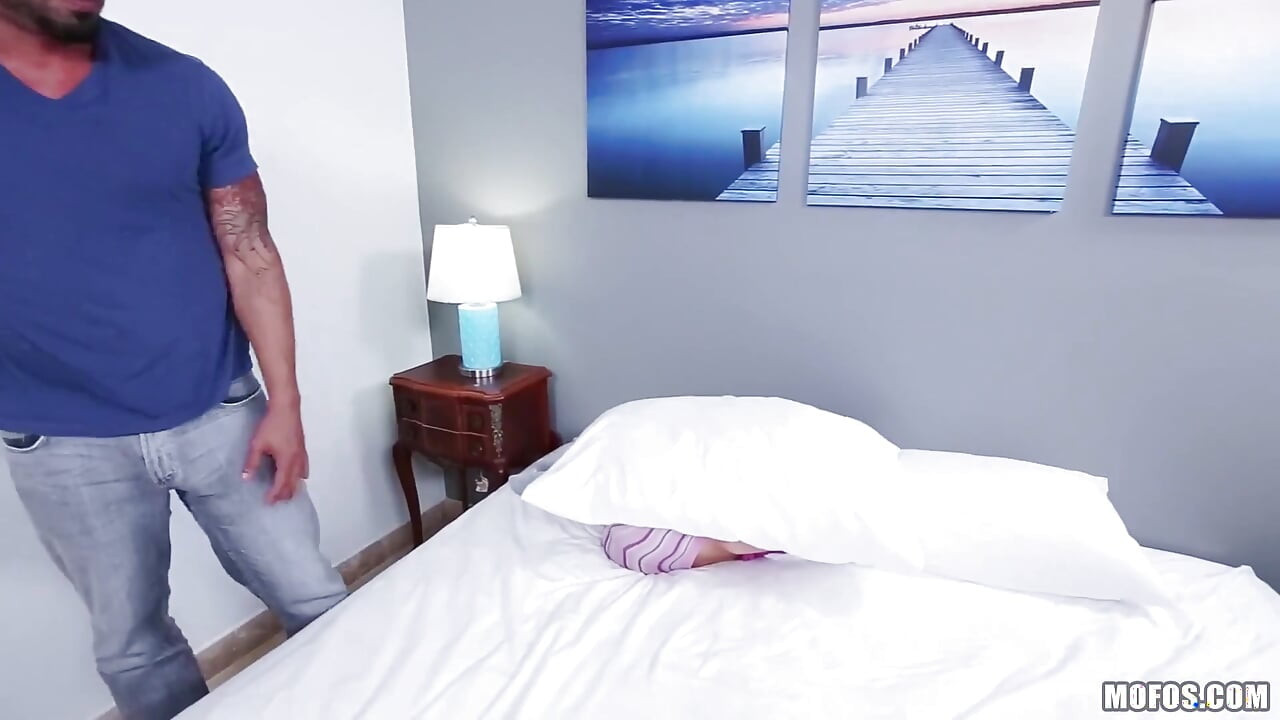 Dont Break Me - Tannreguleringsbærende søte Sally Squirtz veier bare åtti pund, og hun er ikke engang fem fot Tal