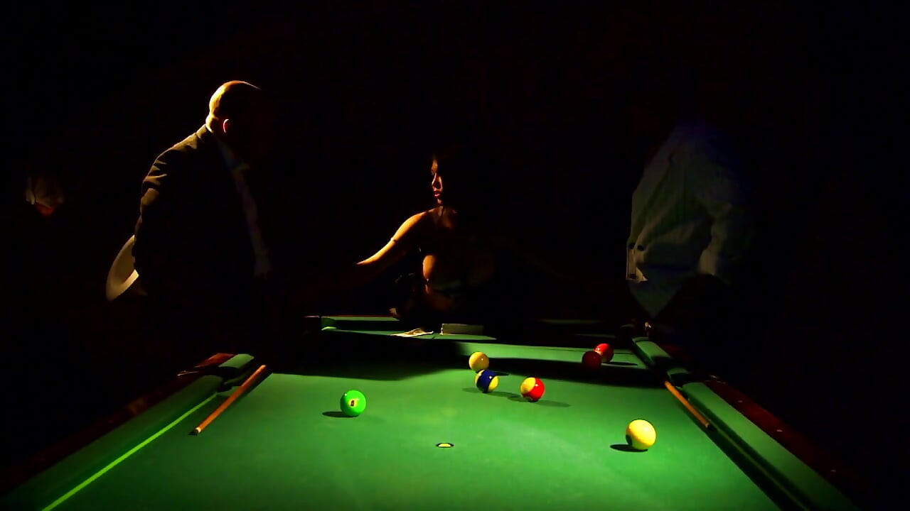 애널을 사랑하는 레즈 스트랩과 후장 핥기