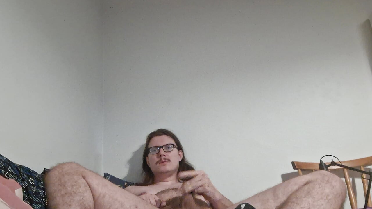 Genç adam soyunuyor, mastürbasyon yapıyor ve ayaklarını gösteriyor