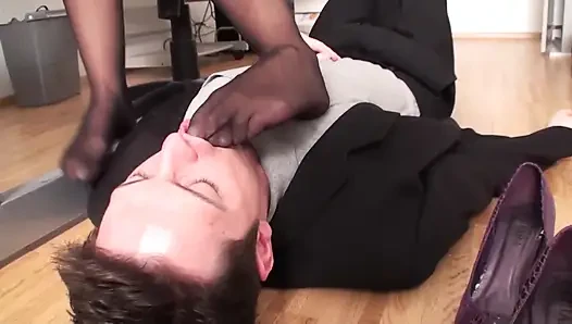 Guter junge liebt es, diese zehen ins nylon zu lutschen