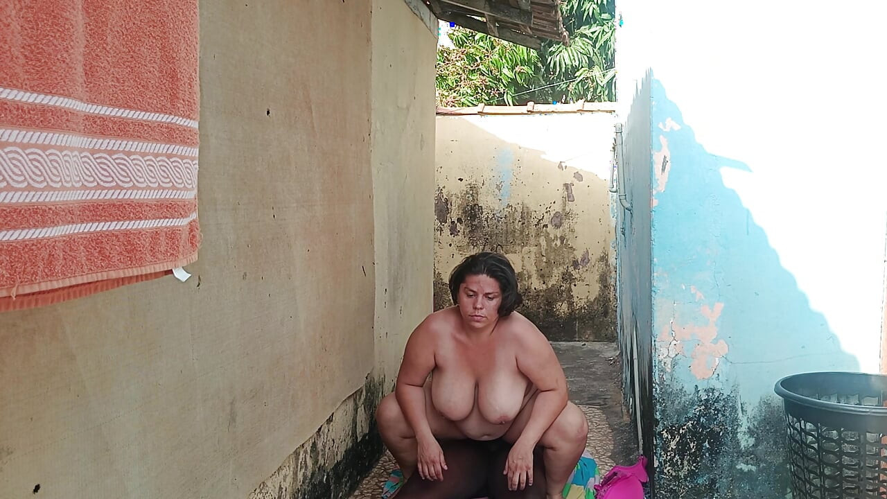 Apanhei a vizinha em casa e gozei dentro dela