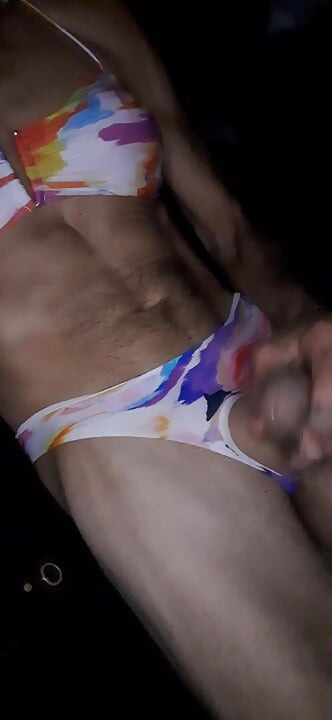 Cdmichelle purtând costume de baie colorate reperate