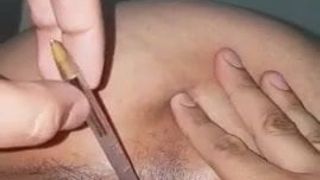 Masturbando a mi esposa con un bolígrafo en el culo