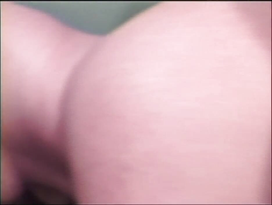 Milf con tetas pequeñas follada por el culo y corrida en cuerpo por dos grandes pollas negras en prisión