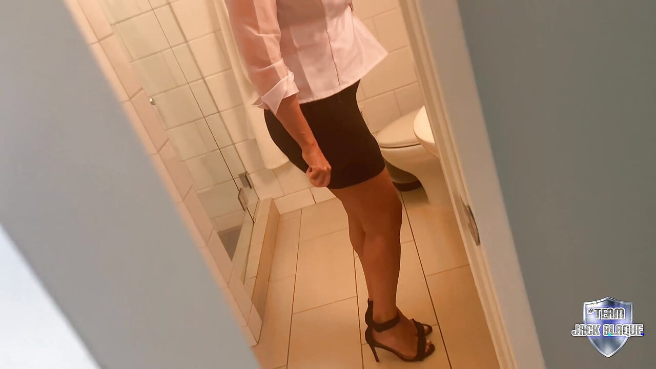 آندي جيمس يمسك بجاك بلاك وهو يشاهدها وهي ترتدي ملابسها