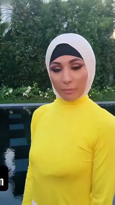 Tesettürlü kız Nina, Amerikan genç filmleri izleyerek büyüdü ve balo kraliçesi olmaya takıntılı | Klip 1
