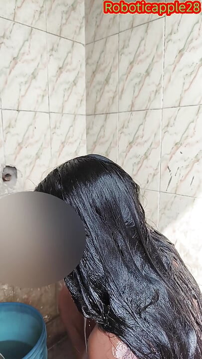 Desi villege žena razvaljuje kupaonicu, pokazuje sise, pičku