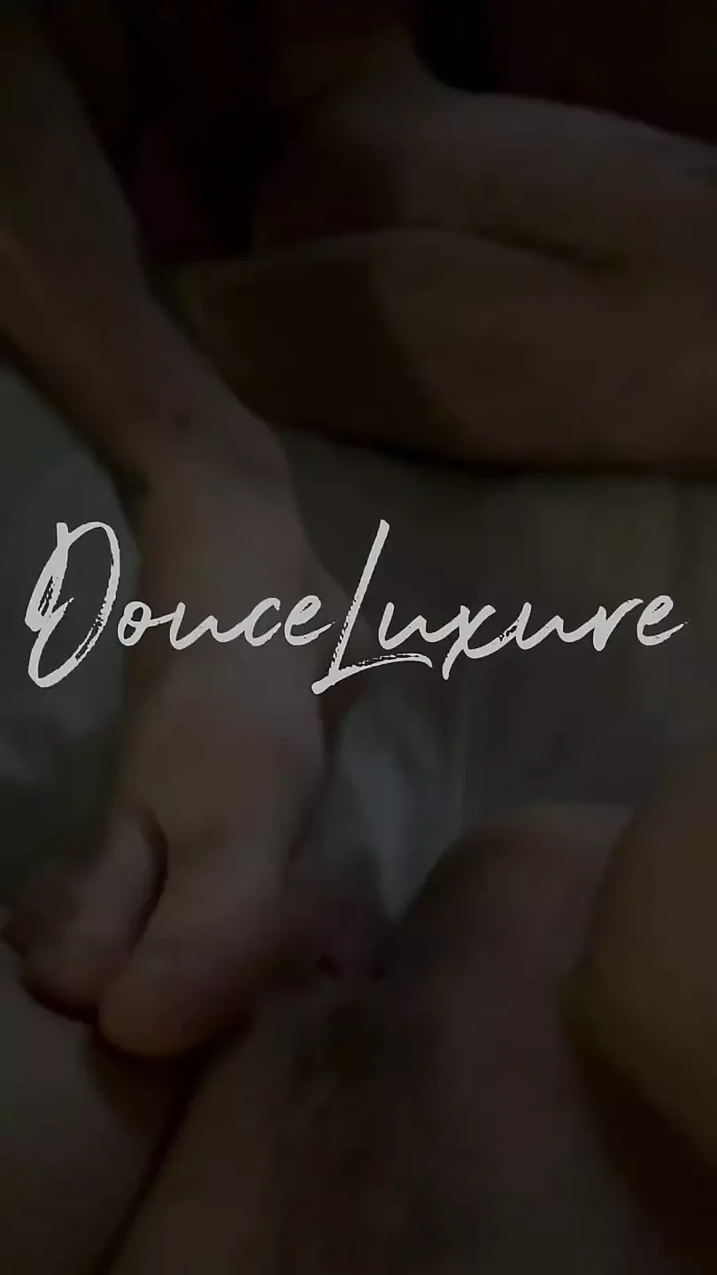 Un ragazzo fa un footjob per me