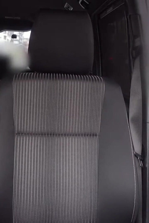 자신감과 잊을 수 없는 매력으로 사정하는 우아한 라이딩 사교계 마누라