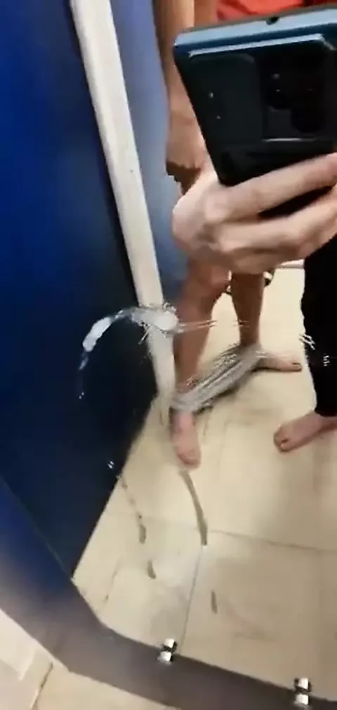 去给一个男人撸管看他的精液滴水