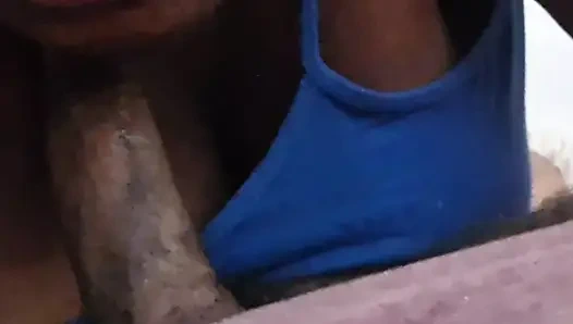 Hausfrau sitzt auf dem gesicht ihrer stieftochter und lutscht seinen großen