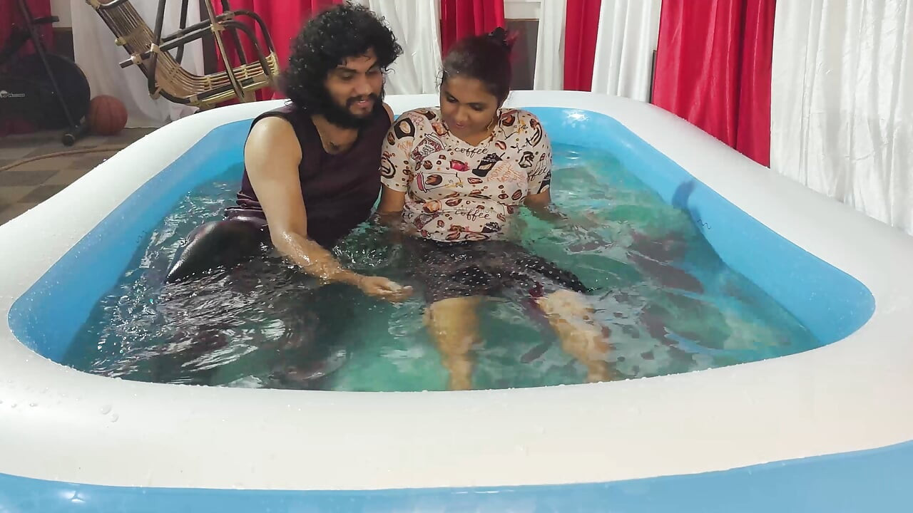 Mallu çift yüzme havuzunda sikişiyor ve oral seks yapıyor