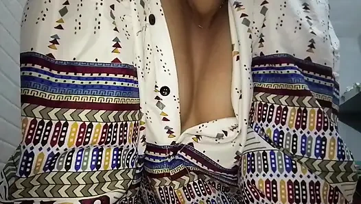 INDIAN BEAUTY QUEEN SHOWING HER BODY TO BOYFRIEND ACCIDENTLY VIDEO  GOME ON INTERNET