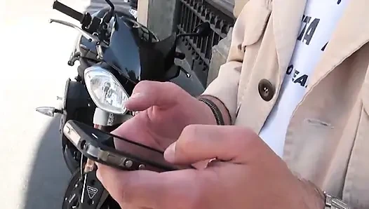 Bir otel odasında gözleri bağlı ve bağlı
