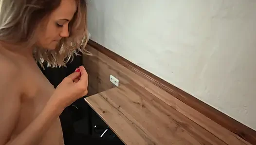Sıska kız büyük bir yarağı emiyor ve sonra amının derinliklerinde sikiliyor