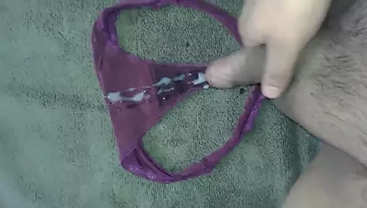 yeğenleri mor tanga külot üzerinde Cum