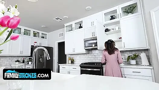 İri göğüslü esmer üvey kız kardeş Vanessa Moon azgın üvey kardeşin yüzüne boşalıyor