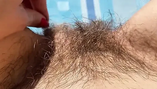 Çıplak güneşlenen açık havada kıllı amcık