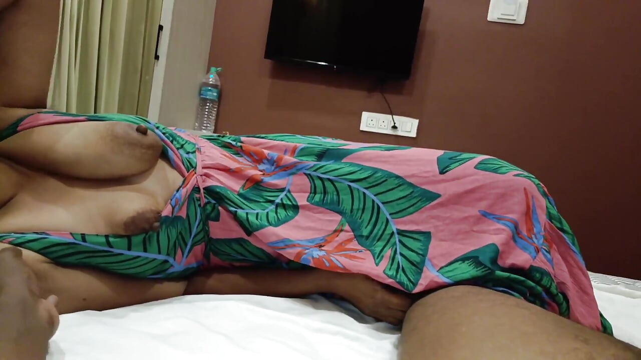 Aku tiba-tiba berbagi kamar hotel sama adik tiriku!