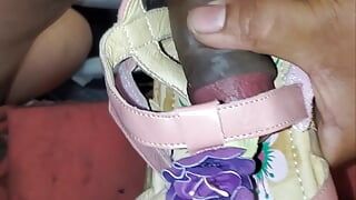 механик нашел симпатичные европейские розовые кожаные цветочные сандалии