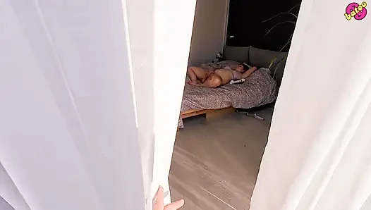 Komşumun mastürbasyon yaparken izledim