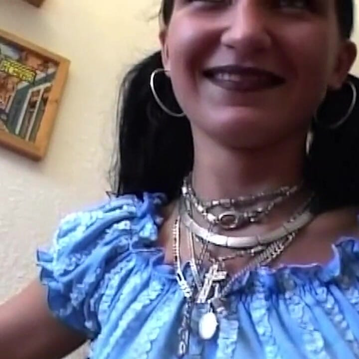 Brunetă matură își fute cu degetele pizda umedă până la orgasmul încleșt