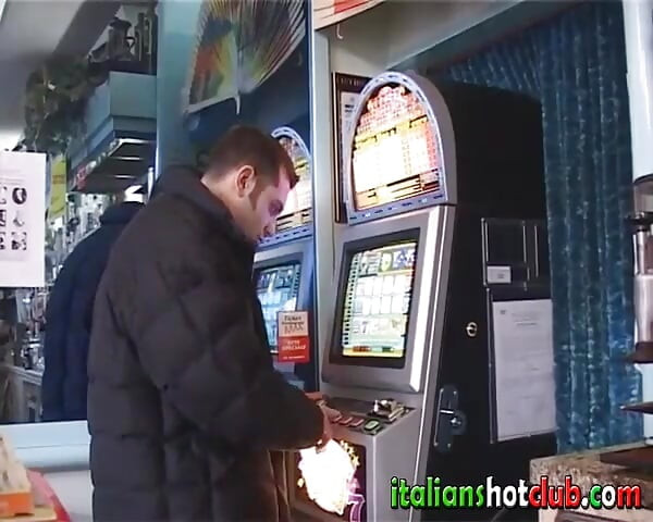 Πρωκτικό με μεγάλο πούτσο για μικροκαμωμένη νεαρή πουτάνα